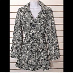 Talie trench coat w/ pockets and belt. Size small